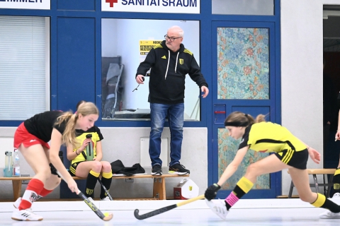 Mit heiserer Stimme und heißem Herz - „Herr Seifert vom Hockey“ wird 70