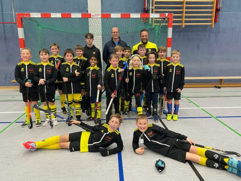 Hockey - Männliche U10 Mit neuen Trainingsjacken in die Hallensaison