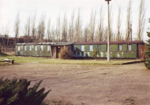 Die Wagenkästen 900-530 (links) &amp; 970-596 (rechts) im Stadion am Fuchsmühlenweg am 05. März1994,
