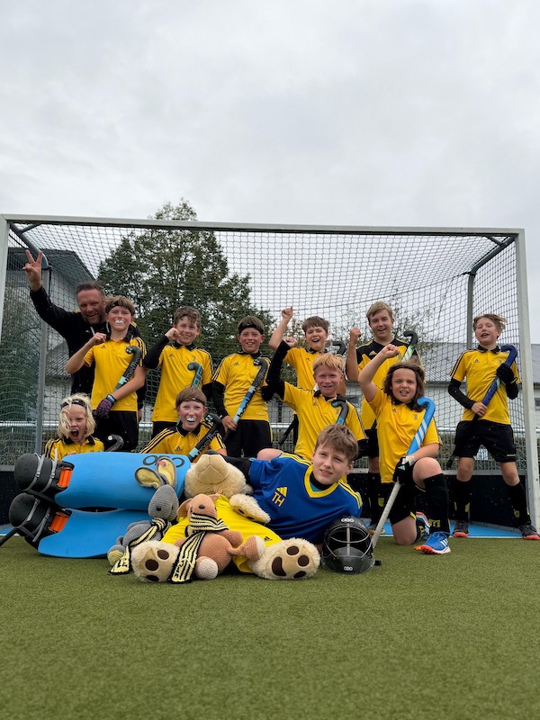 Hockey: Vom knappen Vorrunden-Aus zum lauten Saisonfinale: Männliche U12 räumt 14 Tore ab!